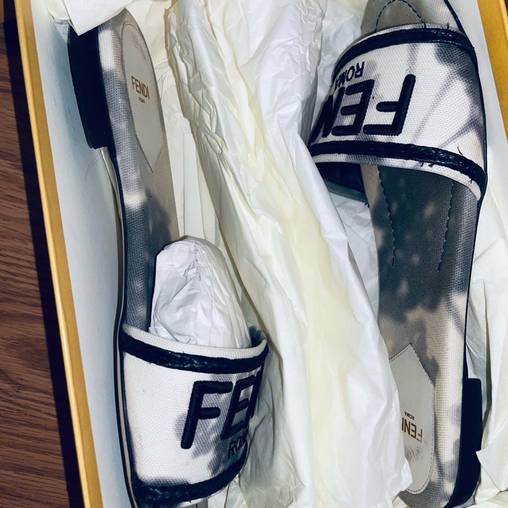 AUTHENTIC FENDI EMBROIDERED TIE-DYE CANVAS MULES BIANCO NERO. 
SIZE 38. - Picture 6 of 7